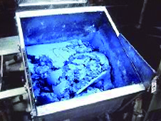 顔料などの原料に水を加えて混ぜ合わせている槽