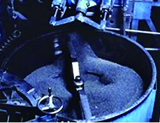 黒鉛と粘土に水を加えてミキサーで練り合わせている様子